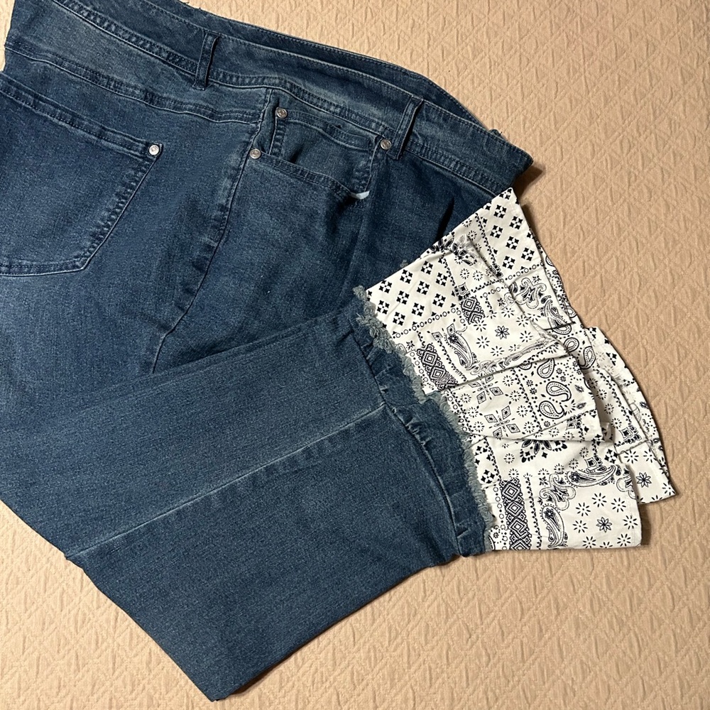 Stylish Women's Denim Straight Jeans with Patterned Cuffs